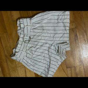 White short with a belt included
